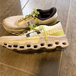 On Running women  Shoes - White and Green